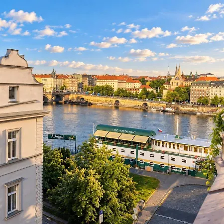 Elegant 75 M2 With Vltava River Views Appartamento Praga